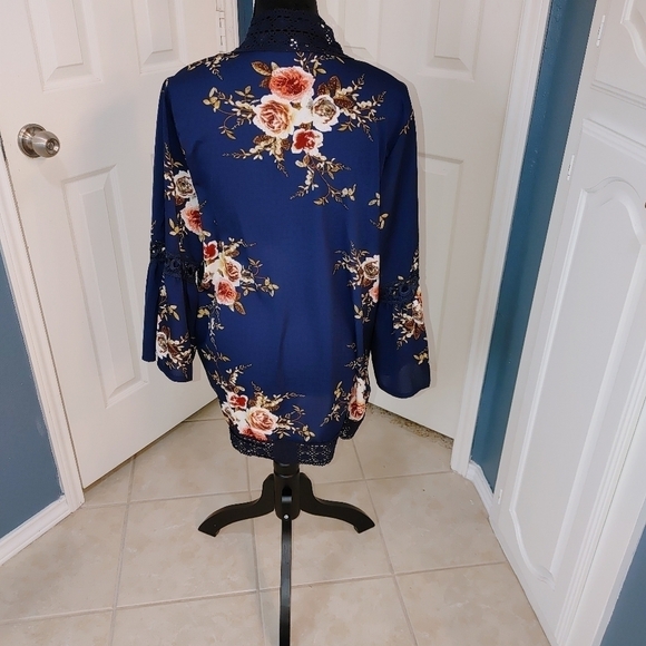 NWOT Basic Faith Open Front Crochet Floral Kimono Belle Sleeve Navy Blouse L - Picture 7 of 12